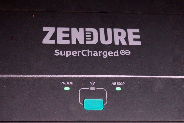 I LED sulla parte superiore del PVHub ne indicano lo stato