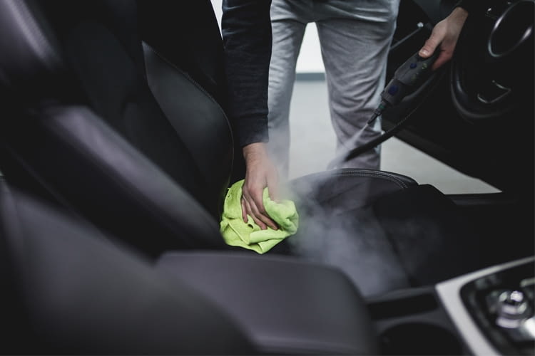 Viele Dampfreiniger eignen sich auch zur schnellen und umweltfreundlichen Autoreinigung