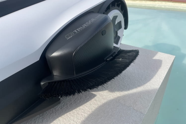 Mit dem TrueEdge Seitentrimmer will ECOVACS endlich f&uuml;r den perfekten Randschnitt sorgen