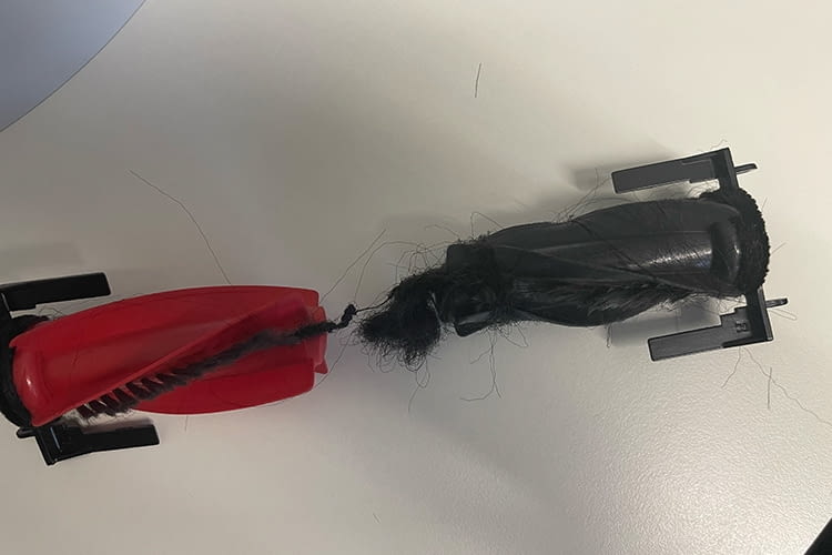 In der DuoDivide Bürste verfingen sich Haare, die leicht abzustreifen waren