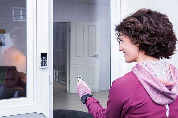 Dopo l'installazione, la seconda porta d'ingresso può essere aperta e chiusa tramite telecomando o codice PIN.