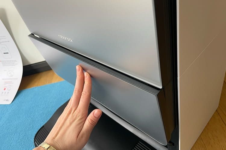 Vorne besitzt der Saros 10 eine Push-To-Open-Klappe