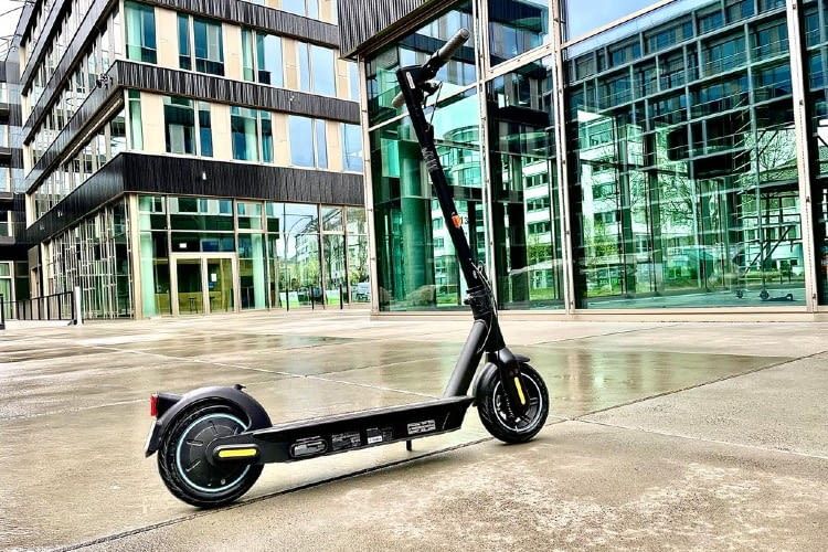 Mit dem Segway Ninebot Max G30DII fährt man täglich etwa eine Woche lang mit nur einer Aufladung.