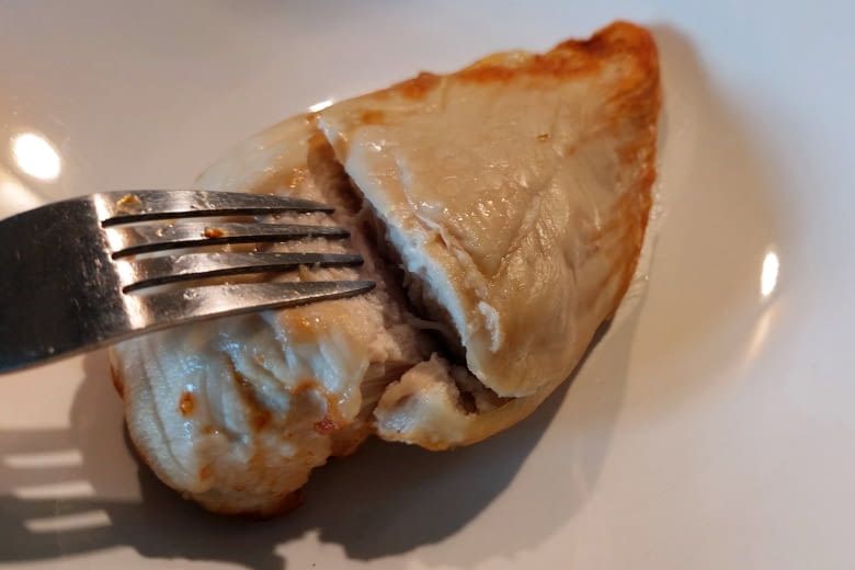 Unser Test-Hähnchenfilet war außen knusprig, innen zart