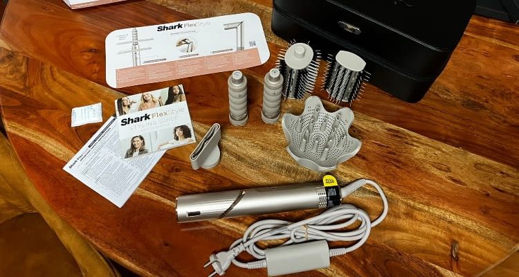 Der Shark Flexstyle 5-in-1 bietet im Paket eine Menge Zubehör