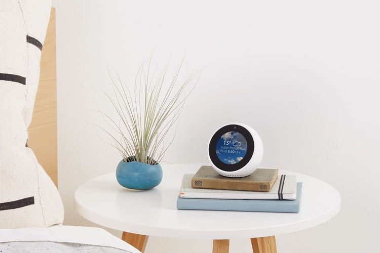 Mit einer großen Auswahl an Watch-Interfaces kann man den Screen des Echo Spot schmücken