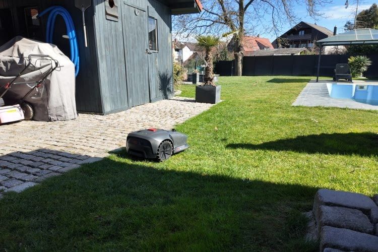 Los geht's: beim mähen fährt der Mova 600 systematische und kluge Bahnen