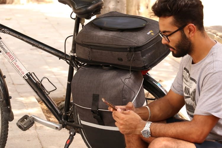 Das im WHEELER integrierte Solarpanel kann beim Fahren aufgeladen und als Powerbank genutzt werden