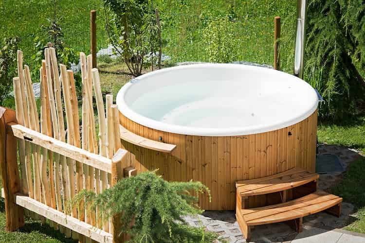 Hot Tub im Garten