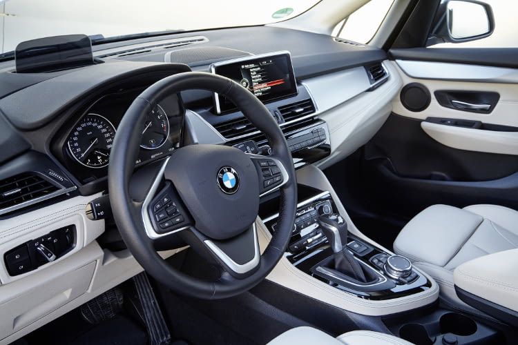 Die Serienausstattung der BMW 225xe Active Tourer Basisversion ist bereits gut ausgestattet