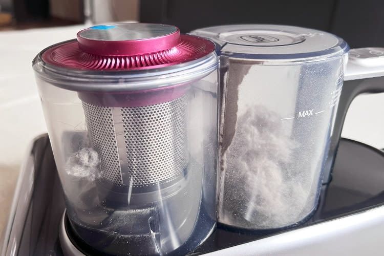 Hier sind die beiden Sammelbehälter des Saugers im Detail zu sehen