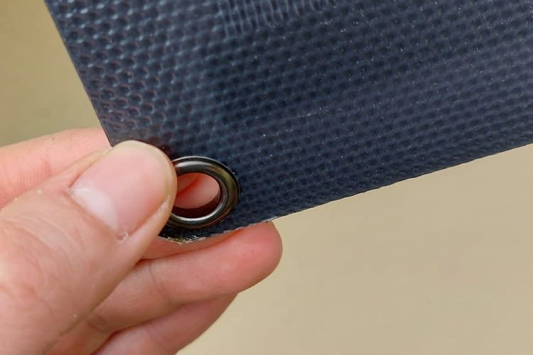 Durch diese Öffnung werden später Kabelbinder gezogen
