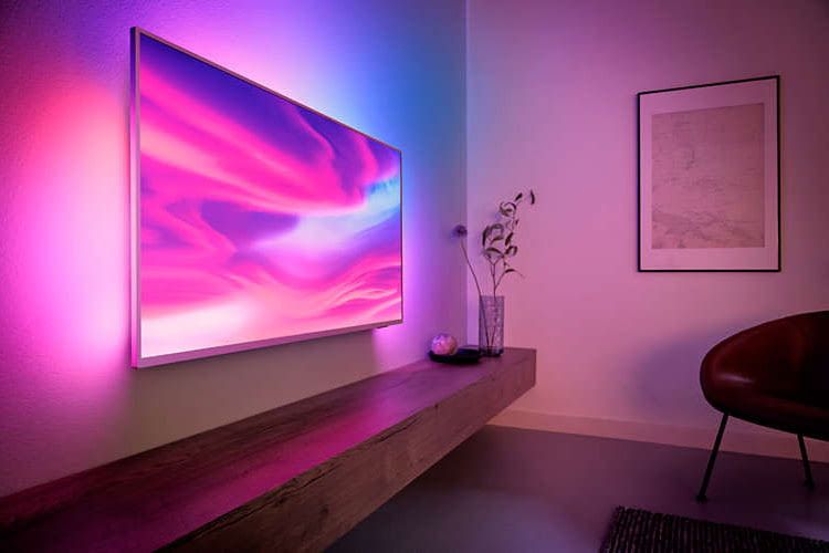 Dank Ambilight-Funktionen scheinen die Farben des Fernsehbilds beim Philips 55 Zoll TV 55PUS7304/12 aus dem Rahmen zu laufen