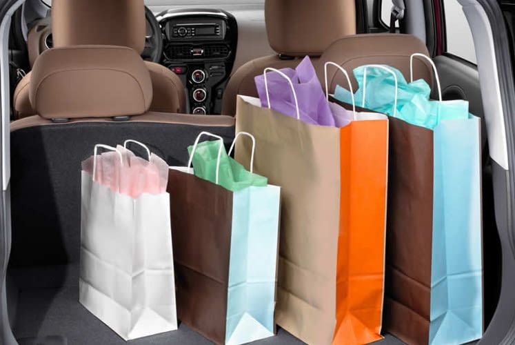 Nonostante le dimensioni ridotte, la Citroen C-Zero offre spazio per quattro persone più la spesa.