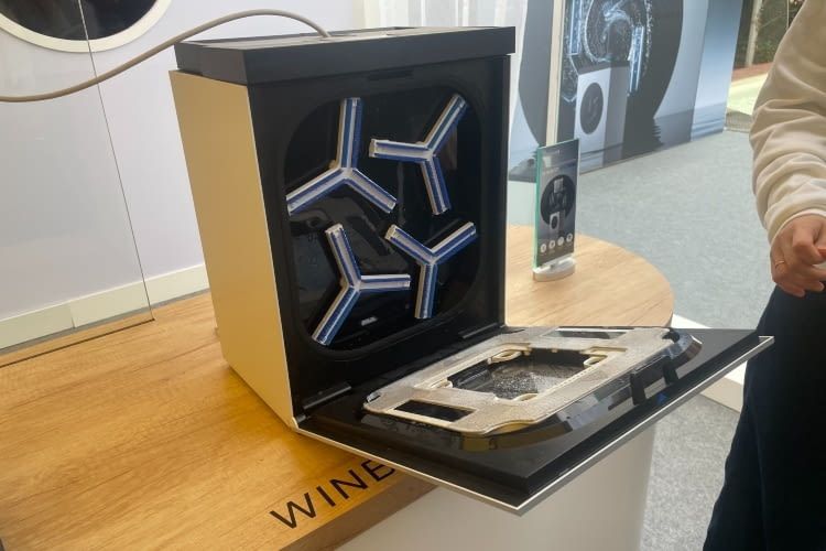 Der WINBOT W3 kommt mit einer Waschstation die einen Mopp w&auml;scht, w&auml;hrend der Roboter das Fenster putzt