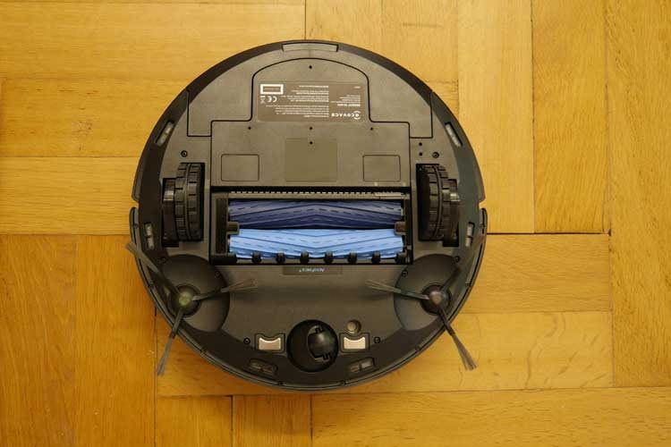 ECOVACS Deebot T9 AIVI hat auf der Unterseite, sonst für iRobot Modelle typisch, zwei Gummi-Walzen