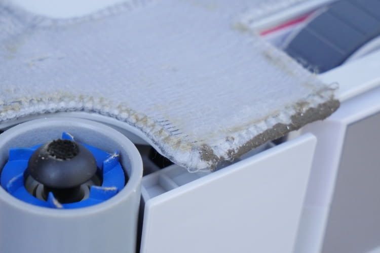 Die Kantenreinigung des WINBOT W3 OMNI ist super, die Ecken werden mit rotierenden B&uuml;rsten gr&ouml;&szlig;tenteils intensiv gereinigt.