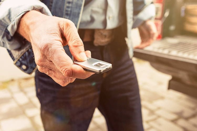 Die ABUS Fernbedienung ist klein genug für jede Hosentasche