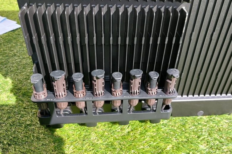 Die Beschriftung der Solarmodulanschlüsse ist sehr übersichtlich