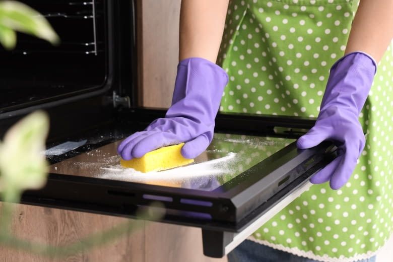 Einen Backofen von Hand zu reinigen kann echt zeitraubend sein