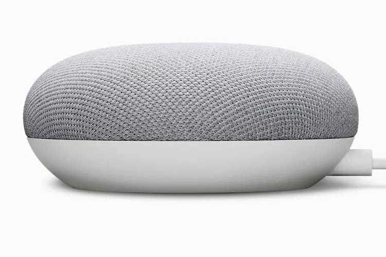 Optisch gleicht Nest Mini seinem Vorgänger Google Home Mini, technisch bietet die neue Generation verbesserten Sound und einen KI-Chip