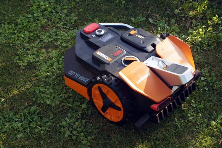 Worx Rasenroboter haben alle ein typisch orange-schwarzes Design