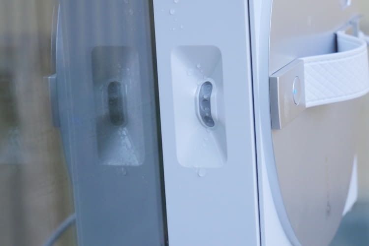 Je drei Spr&uuml;hd&uuml;sen sorgen auf der Vorder- und R&uuml;ckseite f&uuml;r eine regelm&auml;&szlig;ige Benetzung der Oberfl&auml;che.