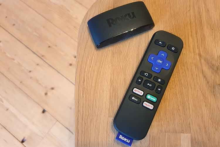 Roku Streaming Stick 4K (oben) mit Fernbedienung (unten). Im Test haben wir bei der Remote die Lautstärketasten vermisst