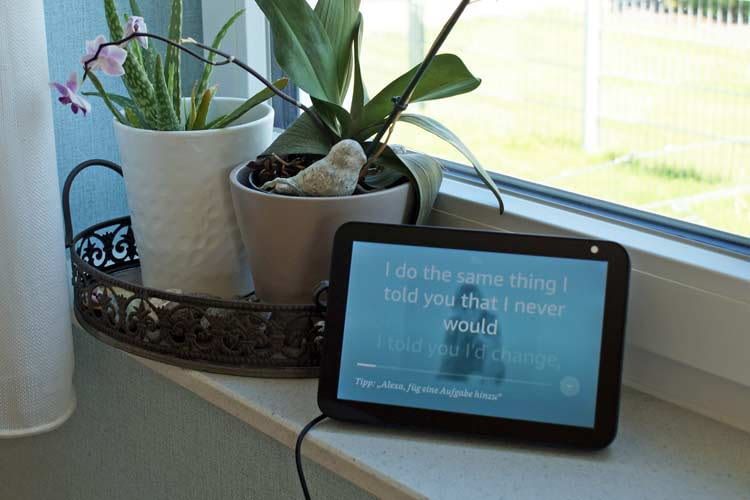 Bei Alexa Displays, wie Echo Show 8, werden während der Musikwiedergabe Songtexte eingeblendet