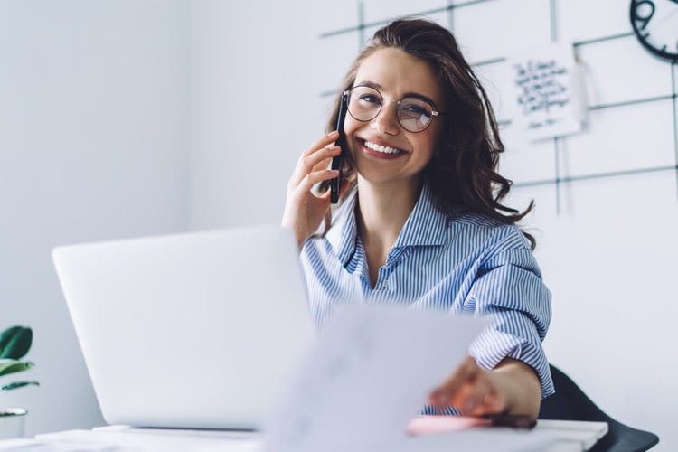 Wer ein Büro Klimagerät besitzt, kann auch bei Hitze entspannt arbeiten