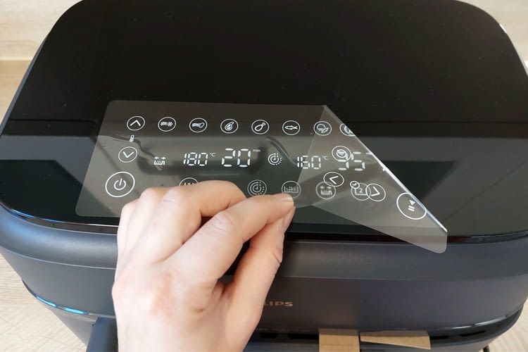 Bei der Lieferung ist das Display noch mit einer Folie abgeklebt, die weg muss