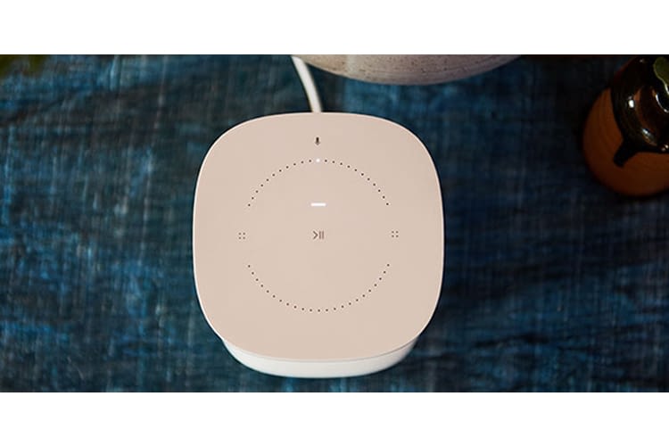 Der Sonos One Smart Home Speaker kommt mit einem modernen Touch-Panel