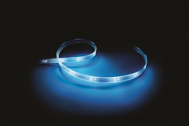 Der LED-Lichtstreifen Philips Hue LightStrip Plus lässt sich in beliebigen Farben illuminieren