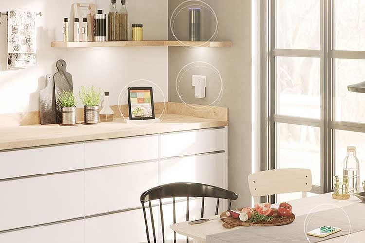 La devolo Magic 2 Powerline Mesh Station nella presa a muro alimenta lo smartphone, il tablet PC e l'Echo con la WLAN