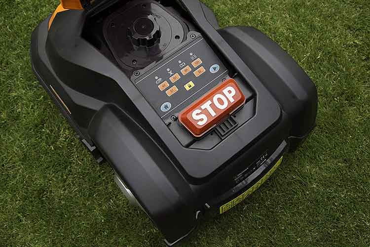 L'altezza di taglio può essere regolata utilizzando la vite superiore sotto il coperchio di Yard Force SA500ECO