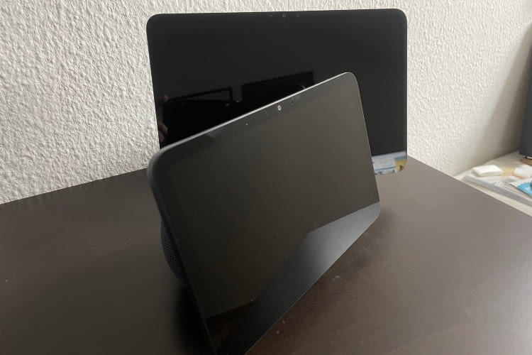 Der Echo Show 8 (vorne) und der Show 11 (hinten) im direkten Vergleich