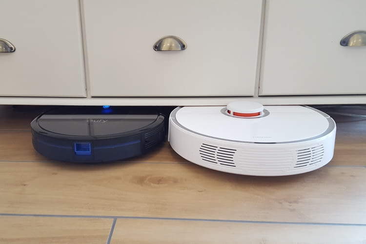 Im Test gelangte Eufy RoboVac 30C einfacher unter Möbel als das Vergleichsmodell