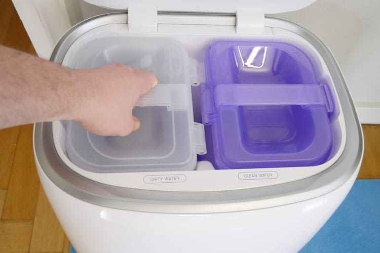 Durch die großen Wasserbehälter der nützlichen Waschstation sparen Nutzer sich das häufige Entleeren des Saug- und Wischroboters.