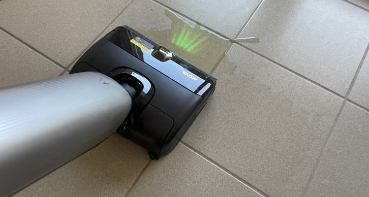 Im Saugmodus nimmt Mova X4 Pro zuverlässig Flüssigkeit auf
