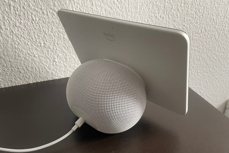 Der Lautsprecher ist mit einem 3D-Meshgewebe überzogen