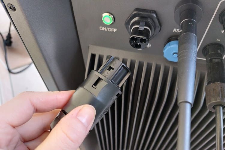 Hier wird das AC-Kabel einfach eingesteckt, bis es einrastet