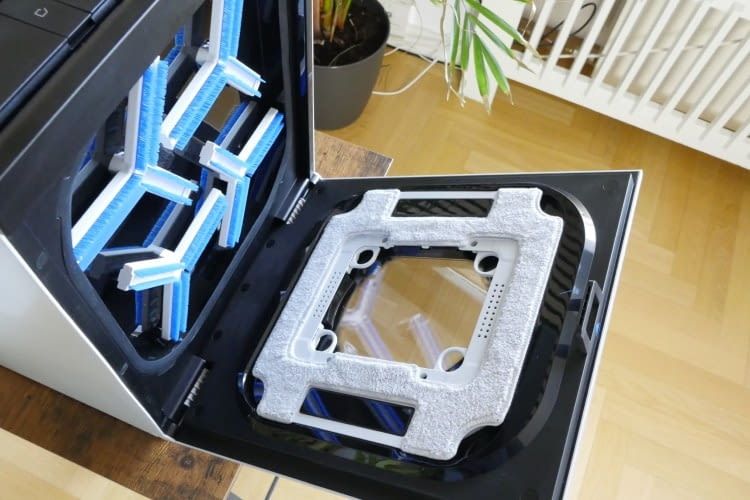 Absolut innovativ: Die integrierte Waschstation bietet ultimativen Komfort durch das automatische Reinigen der Wischpads.