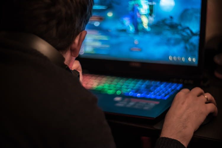 Ein Laptop der in Spielen nicht mehr als 60 FPS produziert, profitiert nicht von einem 144 Hz Display