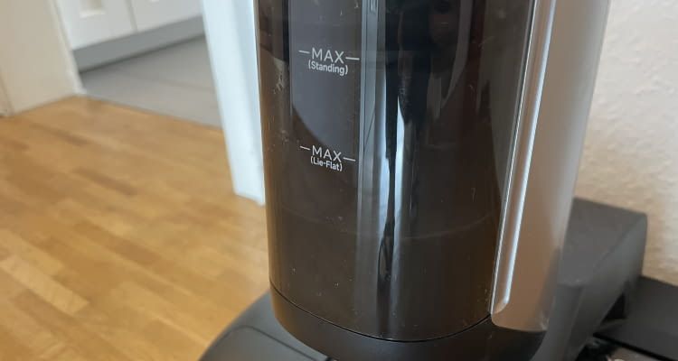 Der getönte Tank sieht ordentlicher aus, doch der Stand des Wassers ist weniger gut zu erkennen