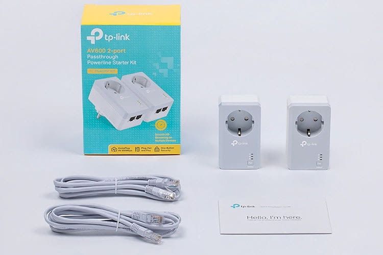 Im TP-Link TL PA4020P KIT (AV600) sind zwei LAN-Kabel, zwei Adapter und eine Anleitung enthalten