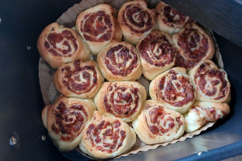 Diese Blätterteigschnecken sind oben schon dunkel und unten noch roh