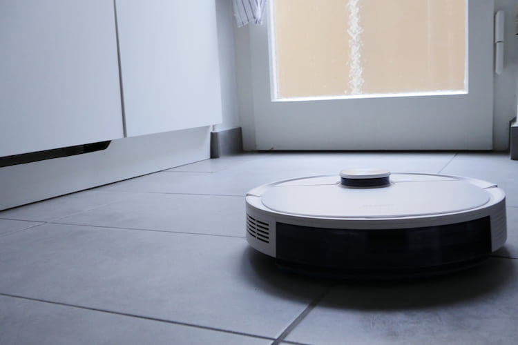 Auch auf Fliesen reinigt der Ecovacs DEEBOT N10 Plus tiefenrein.