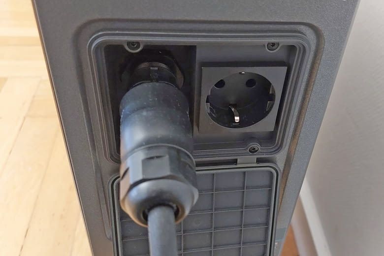 Links neben er Notstromsteckdose befindet sich das Stromkabel des Speichers