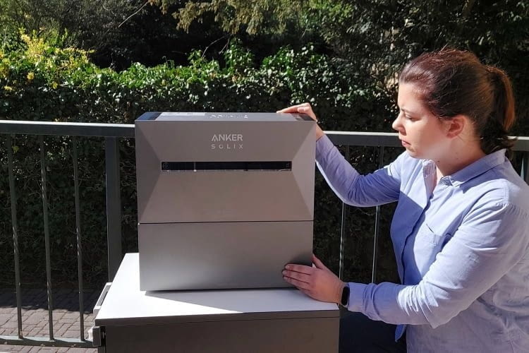 Das Hauptmodul (oben) wird auf den bzw. die Zusatzakkus (unten) aufgesetzt