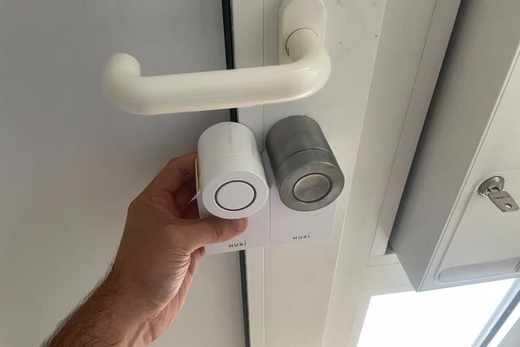 Das Nuki Go (links) im Vergleich zum Nuki Pro 4